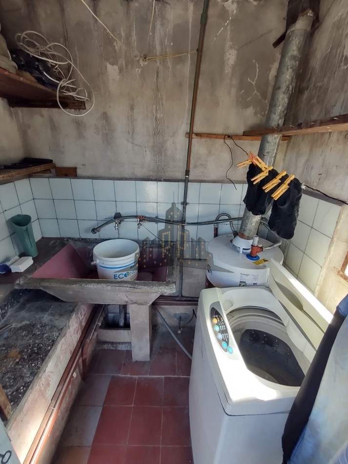 VENTA - CASA 4 AMBIENTES EN OCHAVA CON TERRAZA PROPIA - CASEROS - APTO CREDITO 
