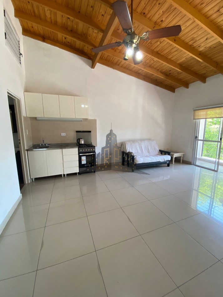 ALQUILER - CASEROS - MONOAMBIENTE CON BALCON AL FRENTE - PRIMER PISO POR ESCALERA 