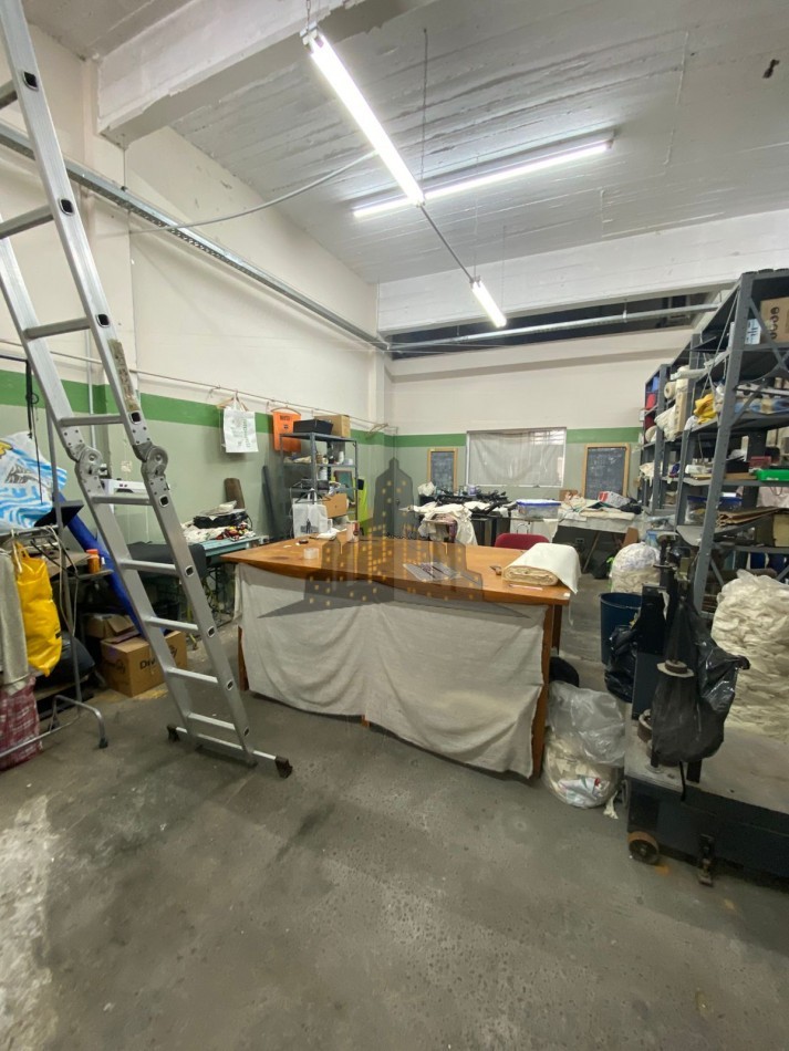 VENTA - GALPON + CASA 3 AMBIENTES PRIMES PISO - EXCELENTE PROPIEDAD  - CASEROS 