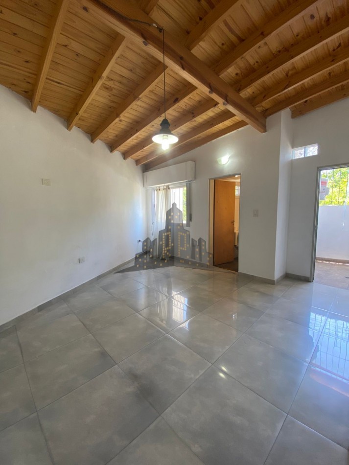 ALQUILER - MONOAMBIENTE PRIMER PISO POR ESCALERA - PEQUEÑO BALCON CERRADO - CASEROS 