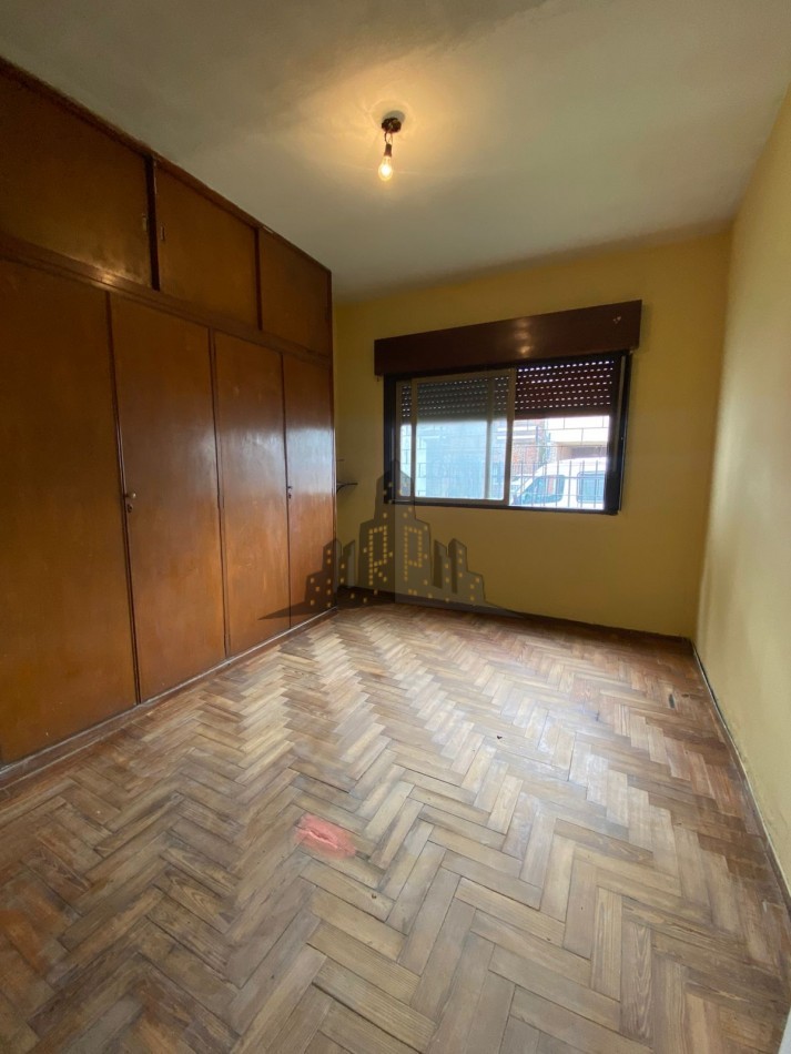 ALQUILER - CASA TRES AMBIENTES CON GARAGE Y PATIO - HURLINGHAM - 