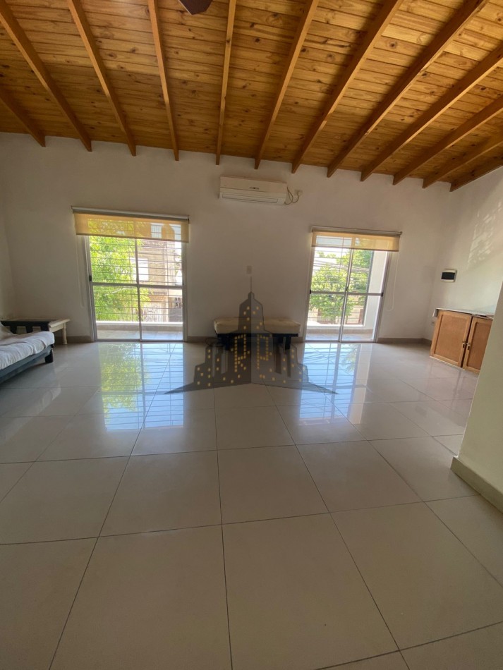 ALQUILER - CASEROS - MONOAMBIENTE CON BALCON AL FRENTE - PRIMER PISO POR ESCALERA 