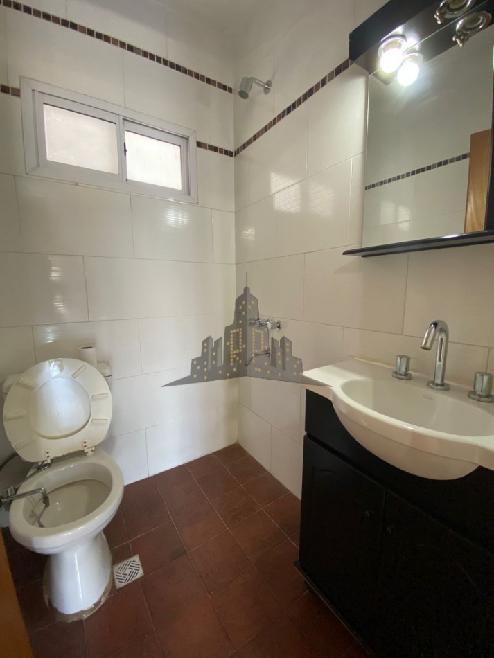 ALQUILER - CASEROS - MONOAMBIENTE CON BALCON AL FRENTE - PRIMER PISO POR ESCALERA 