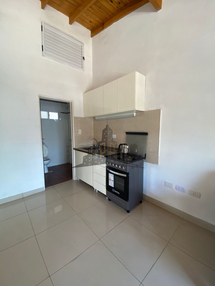 ALQUILER - CASEROS - MONOAMBIENTE CON BALCON AL FRENTE - PRIMER PISO POR ESCALERA 