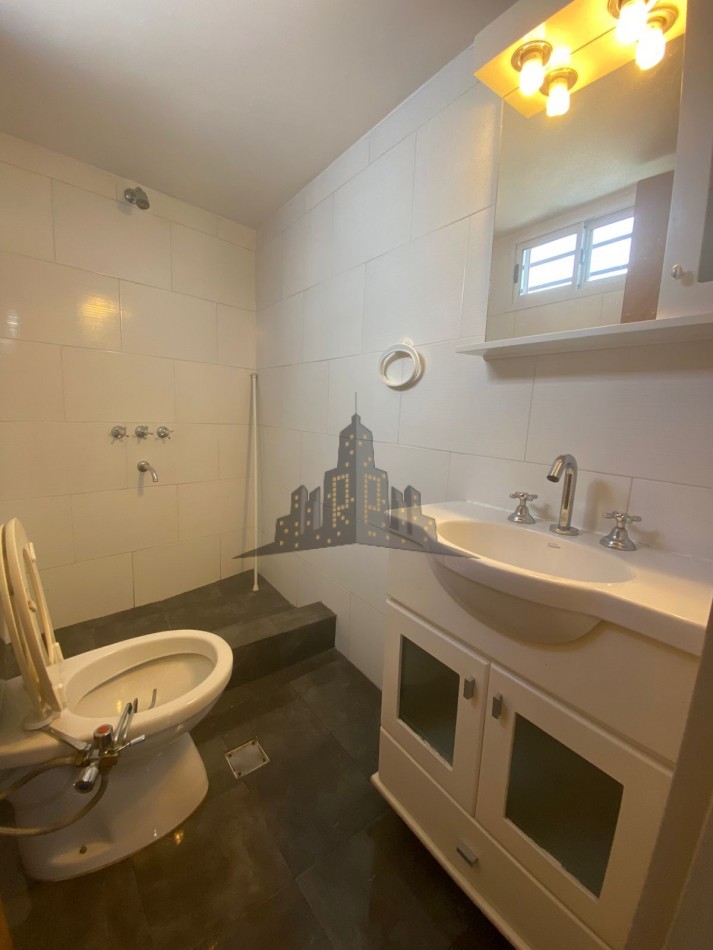 ALQUILER - MONOAMBIENTE PRIMER PISO POR ESCALERA - PEQUEÑO BALCON CERRADO - CASEROS 