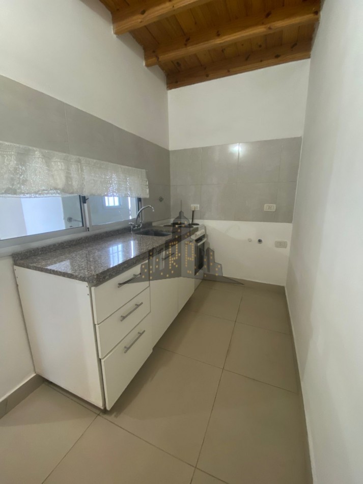 ALQUILER - MONOAMBIENTE PRIMER PISO POR ESCALERA - PEQUEÑO BALCON CERRADO - CASEROS 