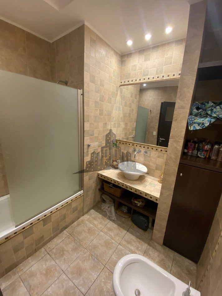 VENTA - CASA SOBRE LOTE PROPIO EN CASEROS | UBICACION ESTRATEGICA + GRAN POTENCIAL - 