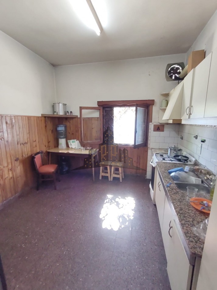 VENTA - CASA 4 AMBIENTES EN OCHAVA CON TERRAZA PROPIA - CASEROS - APTO CREDITO 