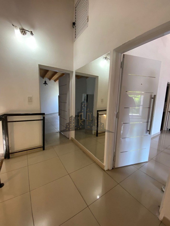 ALQUILER - CASEROS - MONOAMBIENTE CON BALCON AL FRENTE - PRIMER PISO POR ESCALERA 