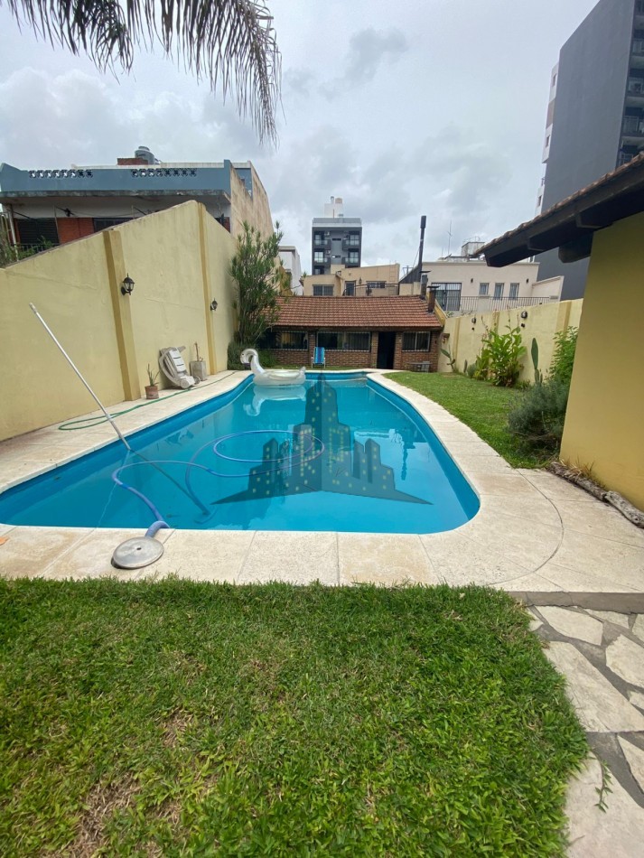 VENTA - CASA SOBRE LOTE PROPIO EN CASEROS | UBICACION ESTRATEGICA + GRAN POTENCIAL - 