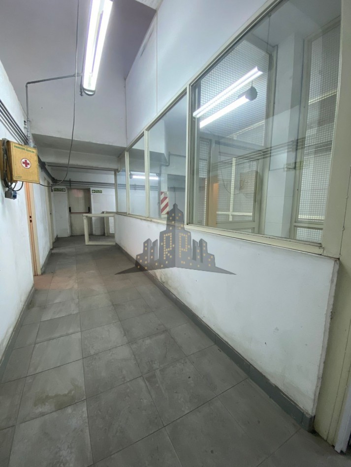 ALQUILER - GALPON INDUSTRIAL/LOGISTICA - SALIDA A DOS CALLES  - CASEROS 