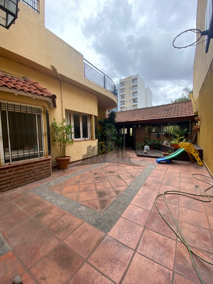 VENTA - CASA SOBRE LOTE PROPIO EN CASEROS | UBICACION ESTRATEGICA + GRAN POTENCIAL - 