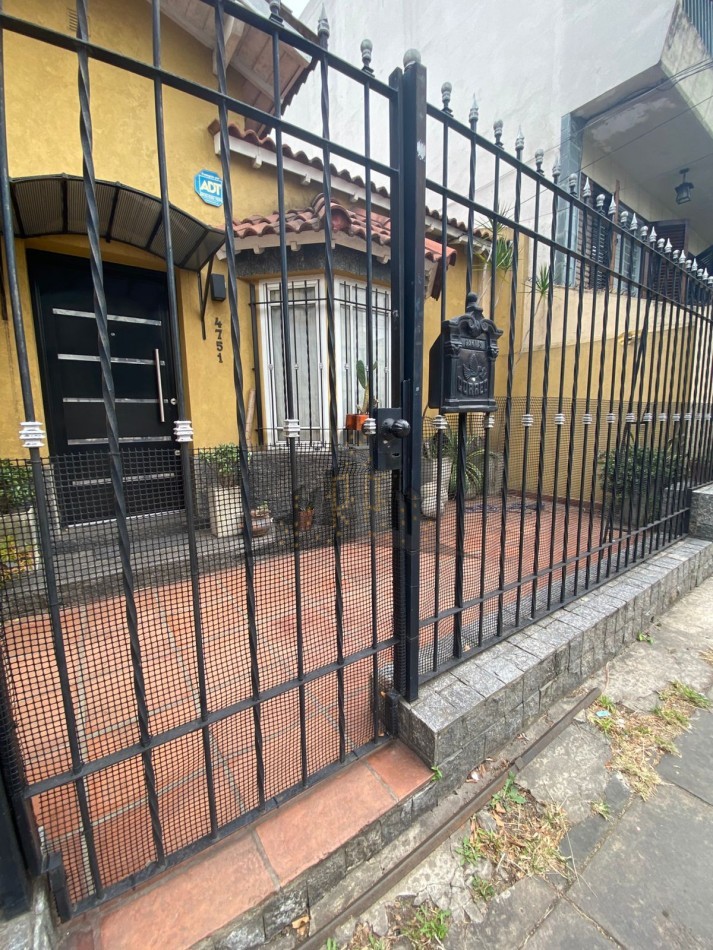 VENTA - CASA SOBRE LOTE PROPIO EN CASEROS | UBICACION ESTRATEGICA + GRAN POTENCIAL - 