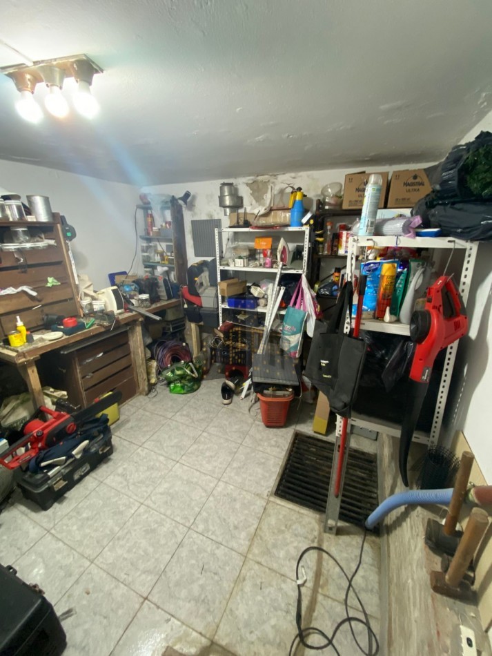 VENTA - CASA SOBRE LOTE PROPIO EN CASEROS | UBICACION ESTRATEGICA + GRAN POTENCIAL - 