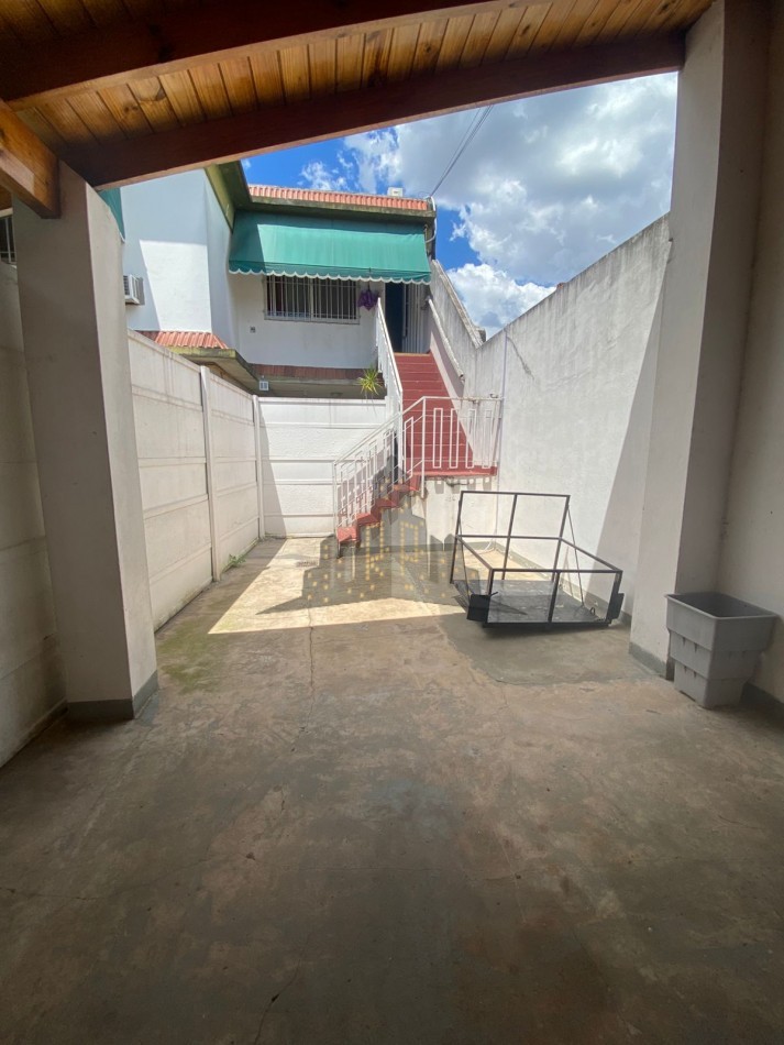  VENTA - PH 3 AMBIENTES TIPO CASA CON COCHERA Y PATIO - APTO CREDITO - CASEROS -  EXCELENTE OPORTUNIDAD