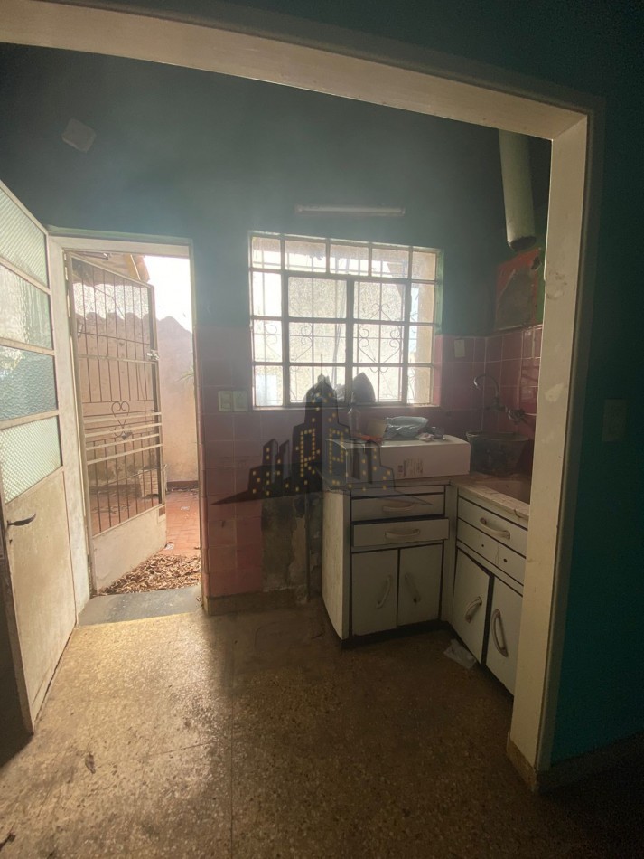 VENTA - CASA 4 AMBIENTES - LOTE PROPIO - A REFACCIONAR - CASEROS NORTE 