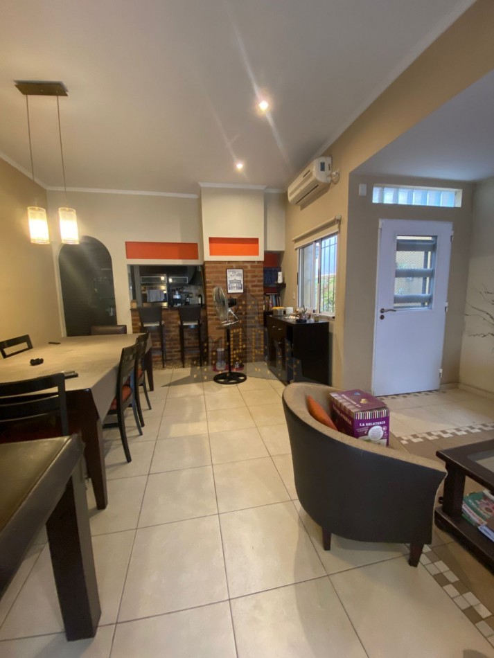 VENTA - CASA SOBRE LOTE PROPIO EN CASEROS | UBICACION ESTRATEGICA + GRAN POTENCIAL - 