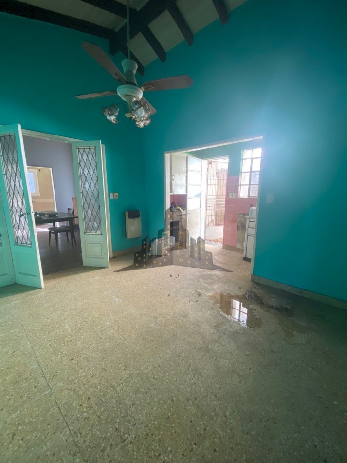 VENTA - CASA 4 AMBIENTES - LOTE PROPIO - A REFACCIONAR - CASEROS NORTE 