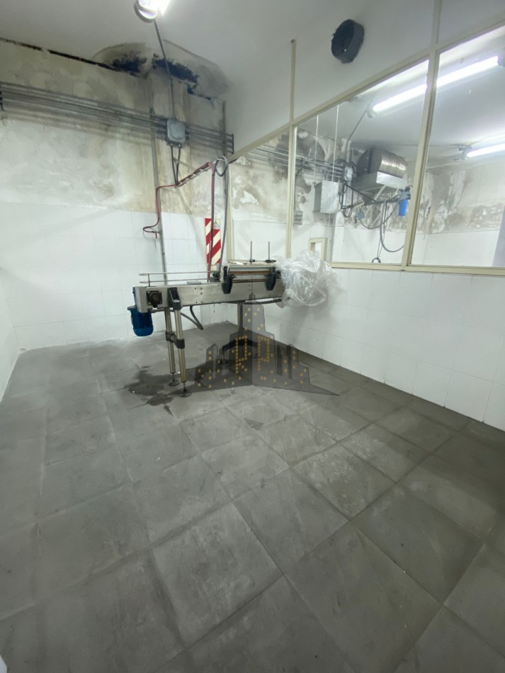 ALQUILER - GALPON INDUSTRIAL/LOGISTICA - SALIDA A DOS CALLES  - CASEROS 