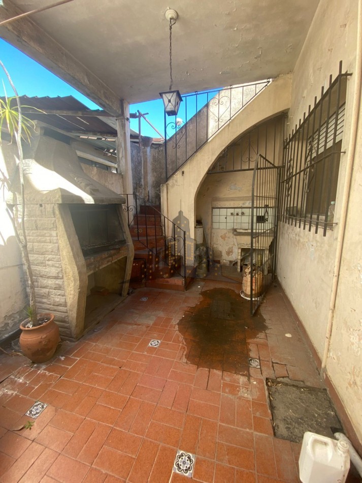 VENTA - CASA 4 AMBIENTES - LOTE PROPIO - A REFACCIONAR - CASEROS NORTE 