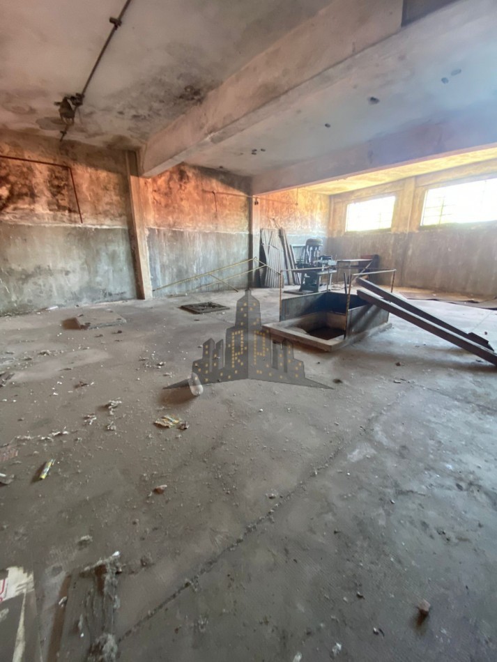 ALQUILER - GALPON INDUSTRIAL/LOGISTICA - SALIDA A DOS CALLES  - CASEROS 