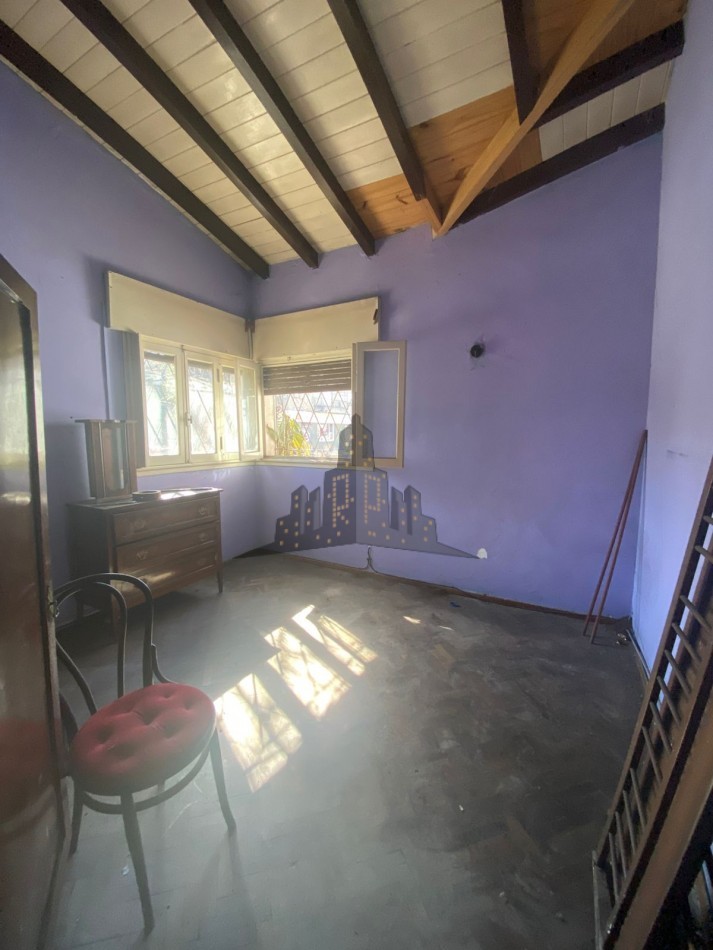 VENTA - CASA 4 AMBIENTES - LOTE PROPIO - A REFACCIONAR - CASEROS NORTE 