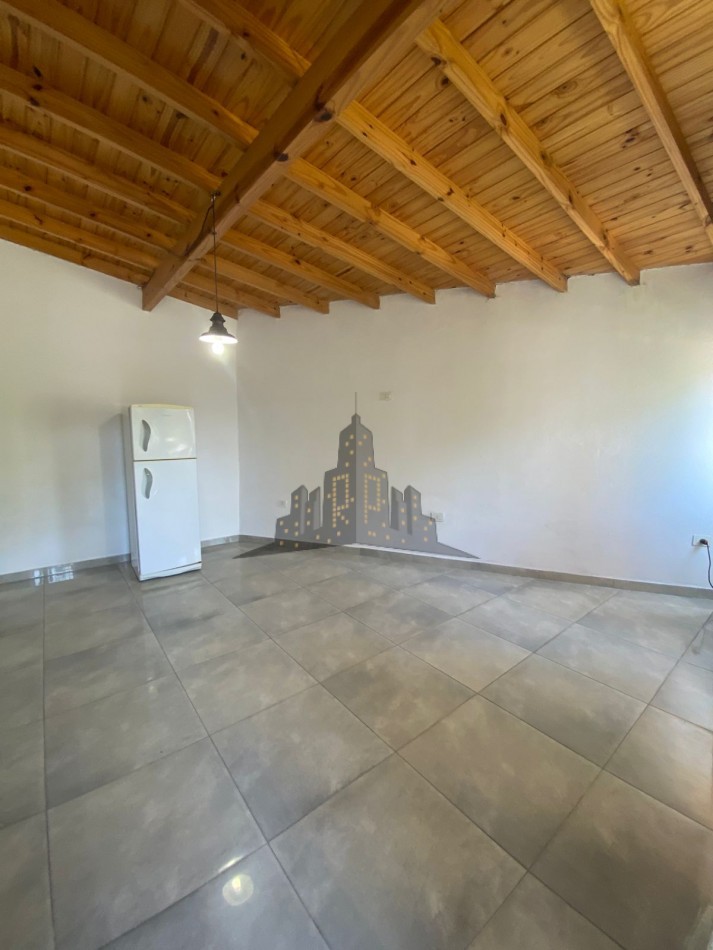 ALQUILER - MONOAMBIENTE PRIMER PISO POR ESCALERA - PEQUEÑO BALCON CERRADO - CASEROS 