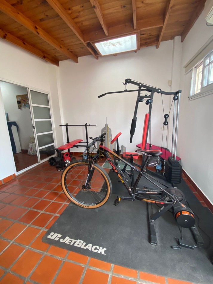 VENTA - CASA SOBRE LOTE PROPIO EN CASEROS | UBICACION ESTRATEGICA + GRAN POTENCIAL - 