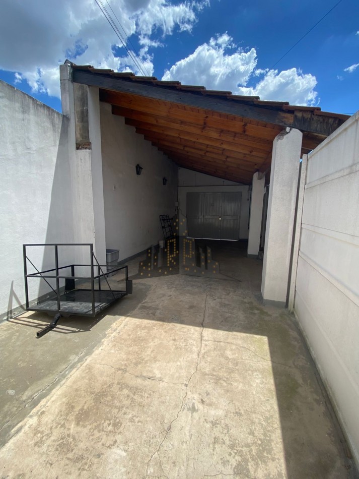  VENTA - PH 3 AMBIENTES TIPO CASA CON COCHERA Y PATIO - APTO CREDITO - CASEROS -  EXCELENTE OPORTUNIDAD