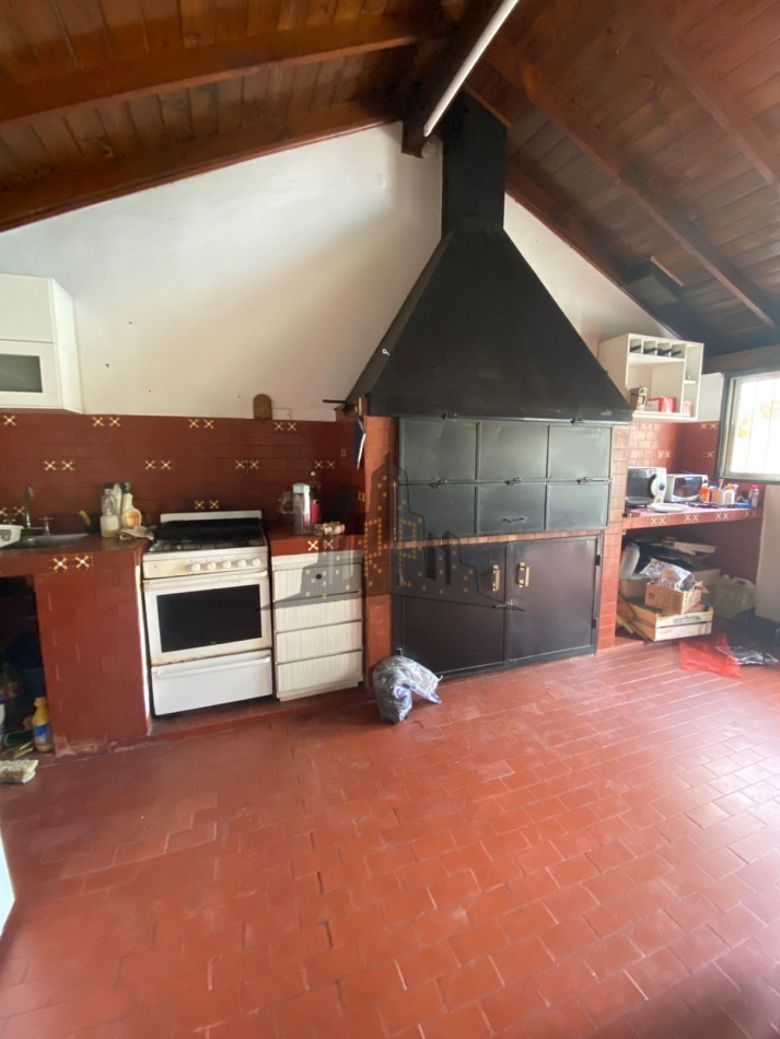 VENTA - CASA SOBRE LOTE PROPIO EN CASEROS | UBICACION ESTRATEGICA + GRAN POTENCIAL - 