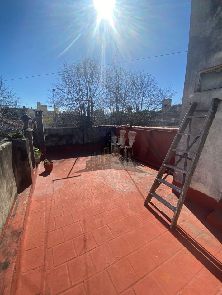 VENTA - CASA 4 AMBIENTES - LOTE PROPIO - A REFACCIONAR - CASEROS NORTE 