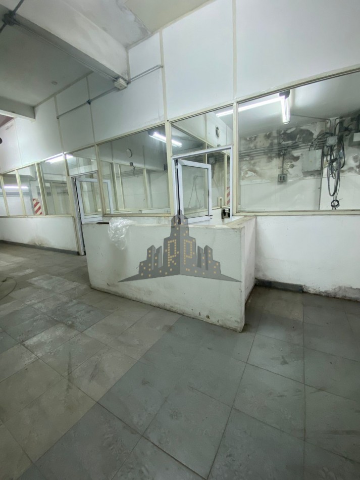 ALQUILER - GALPON INDUSTRIAL/LOGISTICA - SALIDA A DOS CALLES  - CASEROS 