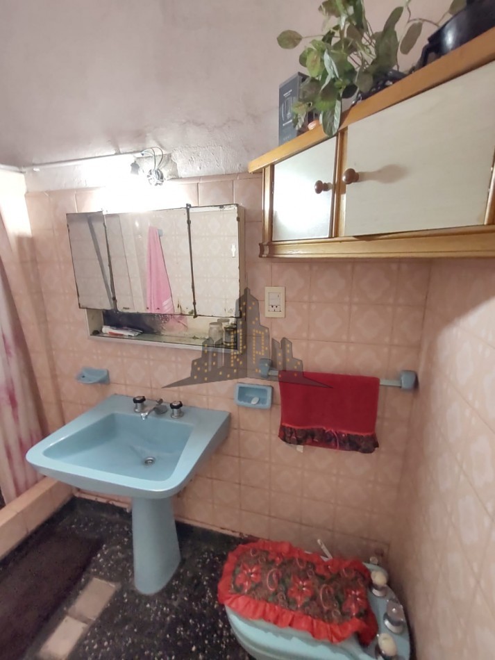 VENTA - CASA 4 AMBIENTES EN OCHAVA CON TERRAZA PROPIA - CASEROS - APTO CREDITO 