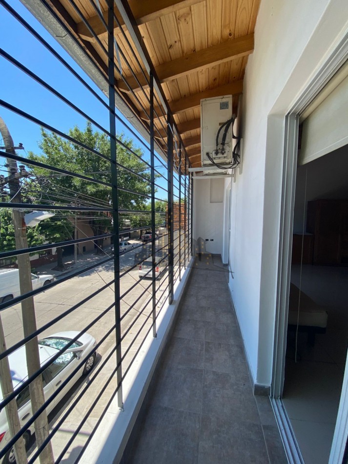 ALQUILER - CASEROS - MONOAMBIENTE CON BALCON AL FRENTE - PRIMER PISO POR ESCALERA 