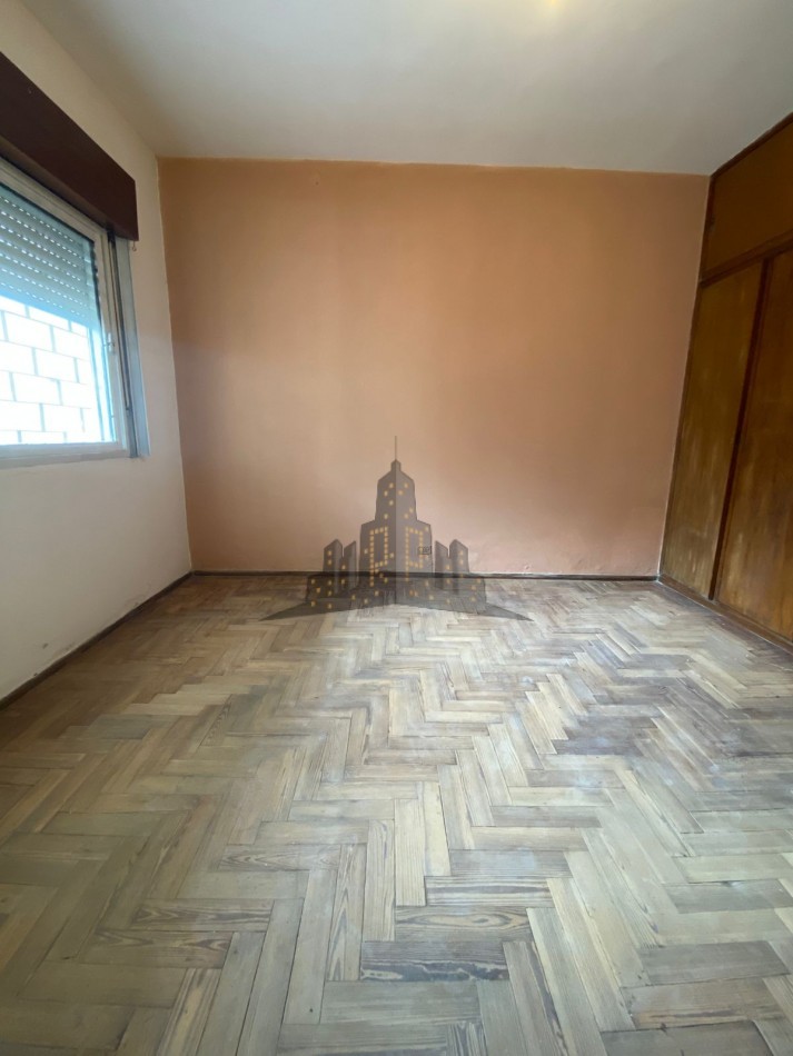 ALQUILER - CASA TRES AMBIENTES CON GARAGE Y PATIO - HURLINGHAM - 