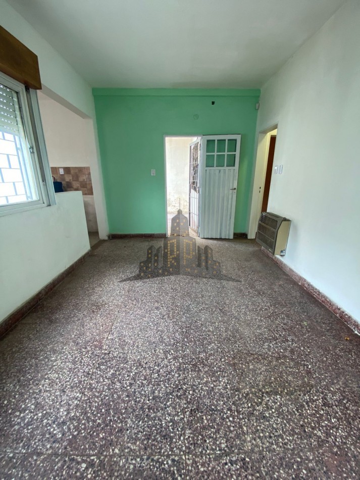 ALQUILER - CASA TRES AMBIENTES CON GARAGE Y PATIO - HURLINGHAM - 