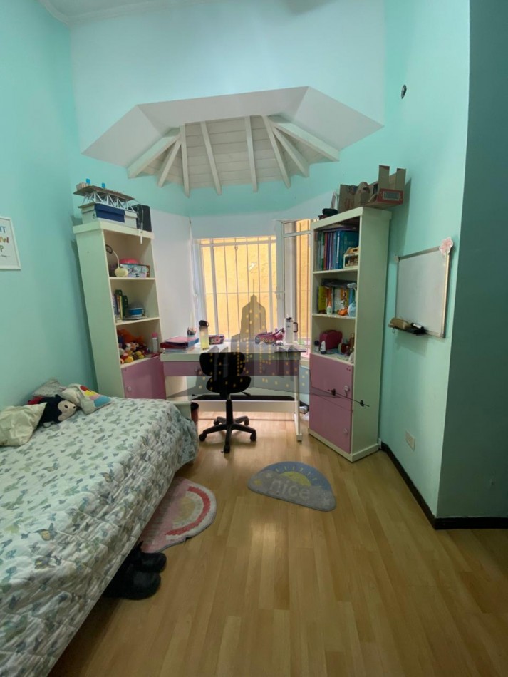 VENTA - CASA SOBRE LOTE PROPIO EN CASEROS | UBICACION ESTRATEGICA + GRAN POTENCIAL - 