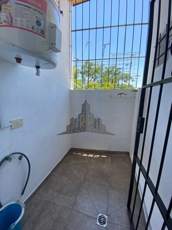 ALQUILER - MONOAMBIENTE PRIMER PISO POR ESCALERA - PEQUEÑO BALCON CERRADO - CASEROS 