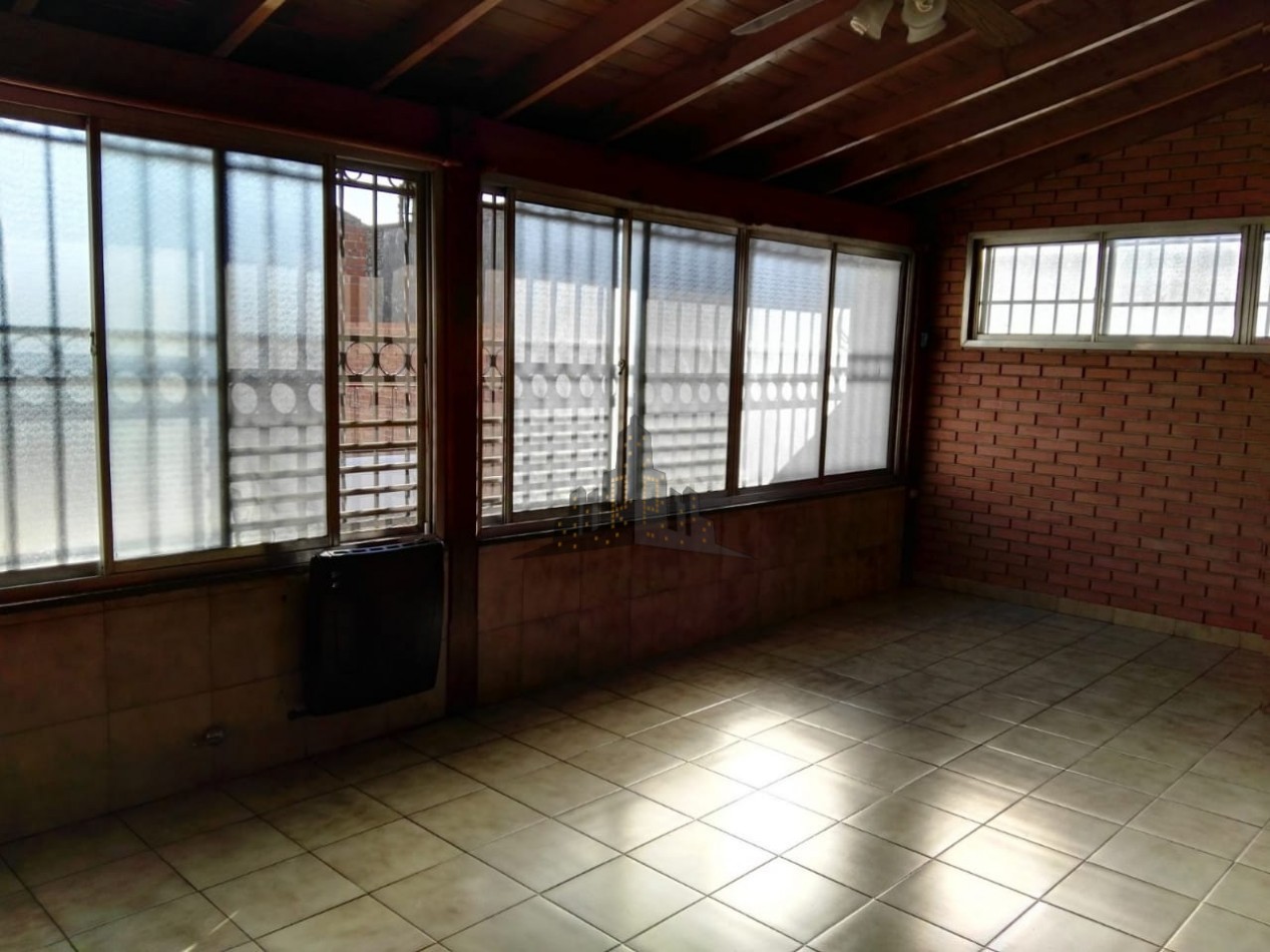 VENTA - GALPON + CASA 3 AMBIENTES PRIMES PISO - EXCELENTE PROPIEDAD  - CASEROS 