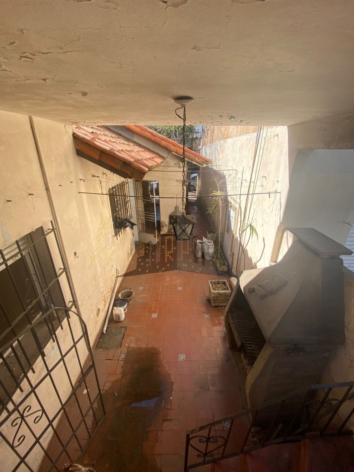 VENTA - CASA 4 AMBIENTES - LOTE PROPIO - A REFACCIONAR - CASEROS NORTE 