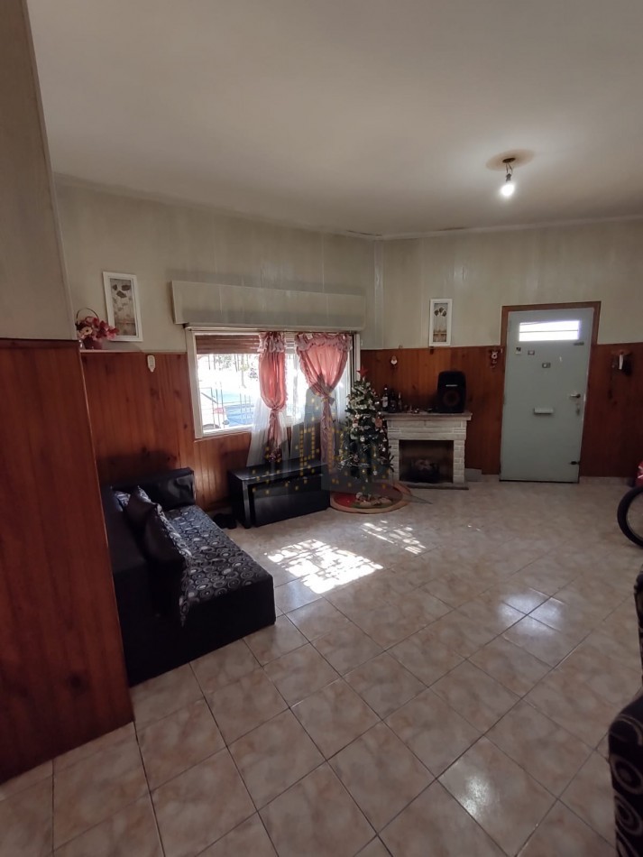 VENTA - CASA 4 AMBIENTES EN OCHAVA CON TERRAZA PROPIA - CASEROS - APTO CREDITO 