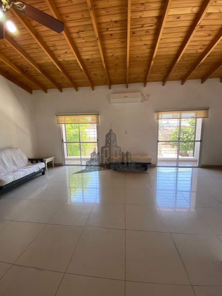 ALQUILER - CASEROS - MONOAMBIENTE CON BALCON AL FRENTE - PRIMER PISO POR ESCALERA 