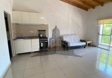 ALQUILER - CASEROS - MONOAMBIENTE CON BALCON AL FRENTE - PRIMER PISO POR ESCALERA 