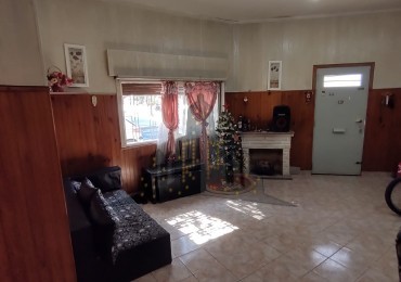 VENTA - CASA 4 AMBIENTES EN OCHAVA CON TERRAZA PROPIA - CASEROS - APTO CREDITO 